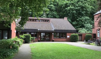 Gemeindehaus im Sommer - Copyright: Olaf Clasen