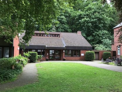 Gemeindehaus im Sommer - Copyright: Olaf Clasen